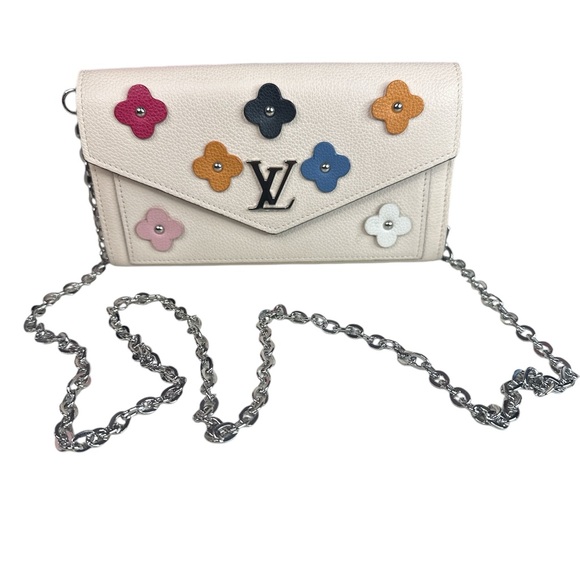 Louis Vuitton Handbags - #2507 LOUIS VUITTON lock me flower long wallet with unbranded chain